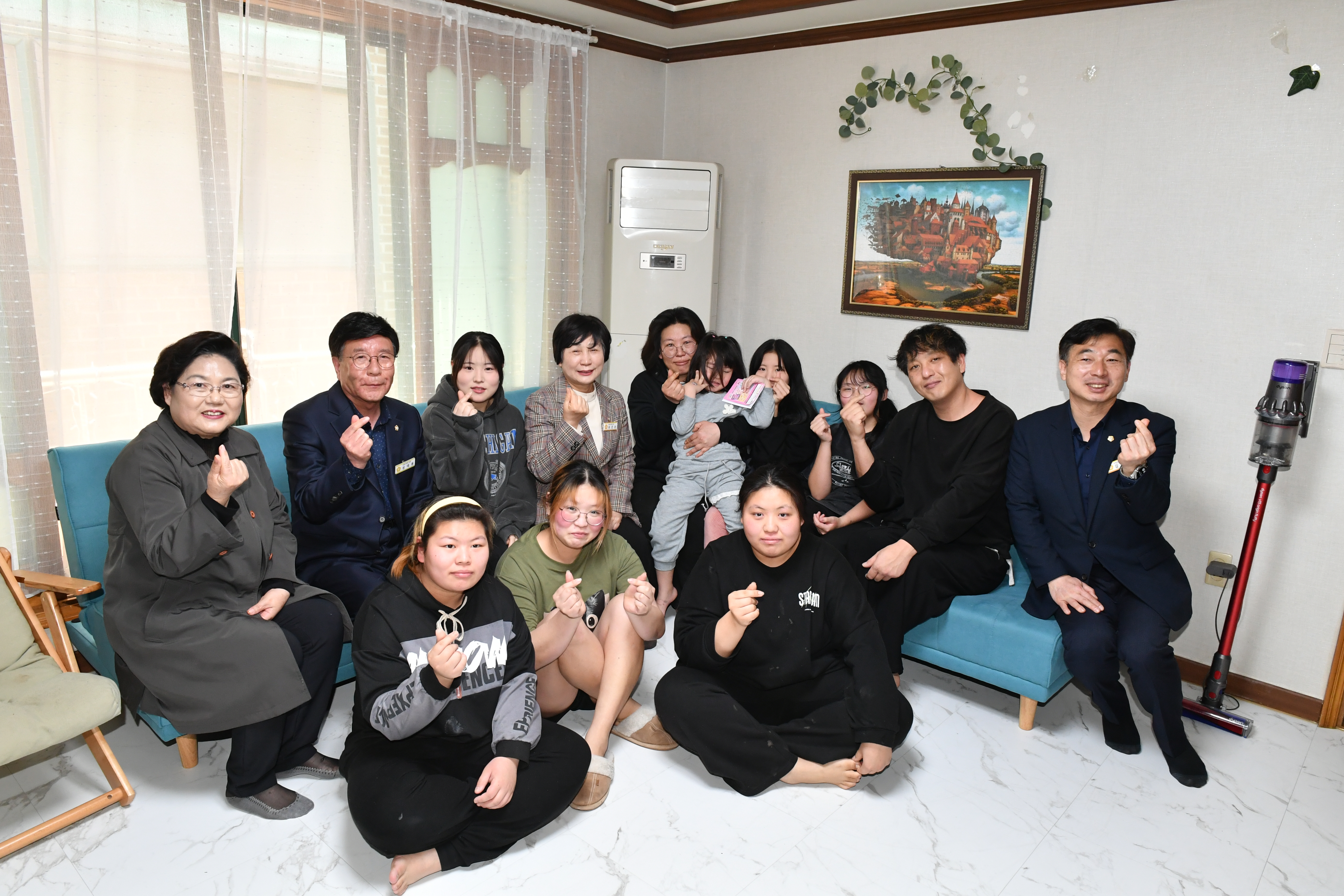 '보령시의회, 13남매 가족 찾아 따뜻한 환영 인사' 게시글의 사진(1) '시의회 13남매 방문 사진.JPG'